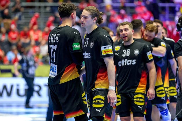 24.01.2026, Handball, Men s EHF EURO 2026, Deutschland - Norwegen, Jyske Bank Boxen in Herning, Dänemark, Main Round: Glückliche Gesichter nach dem SIeg gegen Norwegen. Marko Grgic (Germany 71) neben Juri Knorr (Germany 15) Lukas Mertens (Germany 36) Dänemark