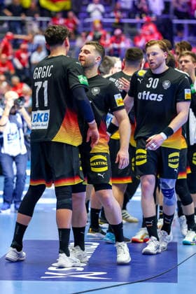 24.01.2026, Handball, Men s EHF EURO 2026, Deutschland - Norwegen, Jyske Bank Boxen in Herning, Dänemark, Main Round: Glückliche Gesichter nach dem SIeg gegen Norwegen. Marko Grgic (Germany 71) neben Lukas Mertens (Germany 36) Tom Kiesler (Germany 30) Dänemark