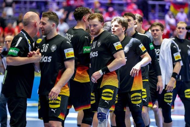 24.01.2026, Handball, Men s EHF EURO 2026, Deutschland - Norwegen, Jyske Bank Boxen in Herning, Dänemark, Main Round: Glückliche Gesichter nach dem SIeg gegen Norwegen. Lukas Mertens (Germany 36) Marko Grgic (Germany 71) Tom Kiesler (Germany 30) Nils Lichtlein (Germany 03) Renars Uscins (Germany 23) Dänemark
