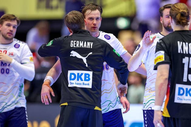 24.01.2026, Handball, Men s EHF EURO 2026, Deutschland - Norwegen, Jyske Bank Boxen in Herning, Dänemark, Main Round: Glückliche Gesichter nach dem SIeg gegen Norwegen. Rune Dahmke (Germany 34) neben Sander Sagosen (Norway 05) nach dem Spiel Dänemark