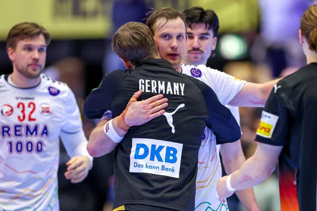 24.01.2026, Handball, Men s EHF EURO 2026, Deutschland - Norwegen, Jyske Bank Boxen in Herning, Dänemark, Main Round: Glückliche Gesichter nach dem SIeg gegen Norwegen. Rune Dahmke (Germany 34) neben Sander Sagosen (Norway 05) nach dem Spiel Dänemark