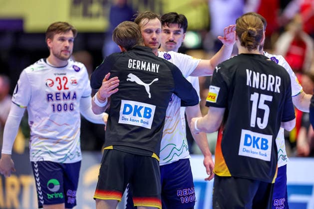 24.01.2026, Handball, Men s EHF EURO 2026, Deutschland - Norwegen, Jyske Bank Boxen in Herning, Dänemark, Main Round: Glückliche Gesichter nach dem SIeg gegen Norwegen. Rune Dahmke (Germany 34) neben Sander Sagosen (Norway 05) nach dem Spiel Dänemark
