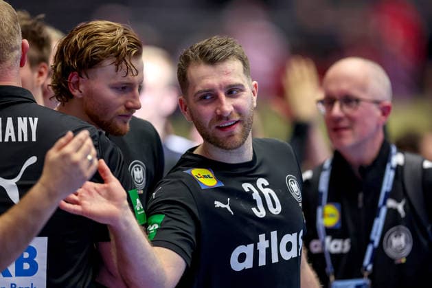 24.01.2026, Handball, Men s EHF EURO 2026, Deutschland - Norwegen, Jyske Bank Boxen in Herning, Dänemark, Main Round: Glückliche Gesichter nach dem SIeg gegen Norwegen. Lukas Mertens (Germany 36) Dänemark
