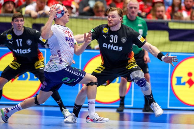 24.01.2026, Handball, Men s EHF EURO 2026, Deutschland - Norwegen, Jyske Bank Boxen in Herning, Dänemark, Main Round: Tobias Schjolberg Grondahl (Norway 22) im Zweikampf gegen Tom Kiesler (Germany 30) Lukas Zerbe (Germany 17) Dänemark