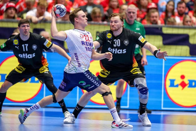 24.01.2026, Handball, Men s EHF EURO 2026, Deutschland - Norwegen, Jyske Bank Boxen in Herning, Dänemark, Main Round: Tobias Schjolberg Grondahl (Norway 22) im Zweikampf gegen Tom Kiesler (Germany 30) Lukas Zerbe (Germany 17) Dänemark