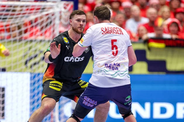 24.01.2026, Handball, Men s EHF EURO 2026, Deutschland - Norwegen, Jyske Bank Boxen in Herning, Dänemark, Main Round: Johannes Golla (Germany 04) im Zweikampf gegen Sander Sagosen (Norway 05) Dänemark