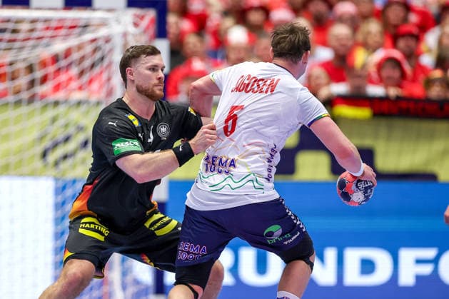 24.01.2026, Handball, Men s EHF EURO 2026, Deutschland - Norwegen, Jyske Bank Boxen in Herning, Dänemark, Main Round: Johannes Golla (Germany 04) im Zweikampf gegen Sander Sagosen (Norway 05) Dänemark