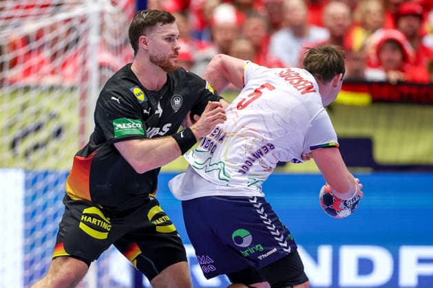 24.01.2026, Handball, Men s EHF EURO 2026, Deutschland - Norwegen, Jyske Bank Boxen in Herning, Dänemark, Main Round: Johannes Golla (Germany 04) im Zweikampf gegen Sander Sagosen (Norway 05) Dänemark