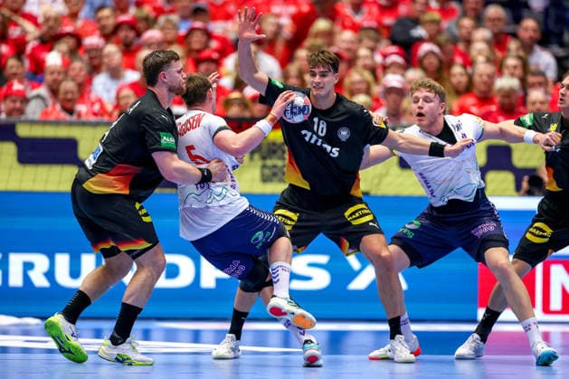 24.01.2026, Handball, Men s EHF EURO 2026, Deutschland - Norwegen, Jyske Bank Boxen in Herning, Dänemark, Main Round: Sander Sagosen (Norway 05) im Zweikampf gegen Johannes Golla (Germany 04) Julian Köster (Germany 18) Dänemark