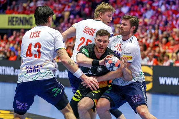 24.01.2026, Handball, Men s EHF EURO 2026, Deutschland - Norwegen, Jyske Bank Boxen in Herning, Dänemark, Main Round: Johannes Golla (Germany 04) im Zweikampf gegen Simen Ulstad Lyse (Norway 43) Martin Hernes Hovde (Norway 25) Vetle Ronningen (Norway 10) Dänemark