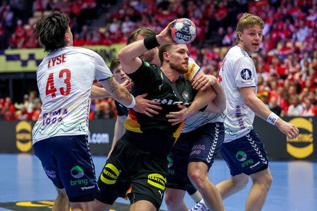 24.01.2026, Handball, Men s EHF EURO 2026, Deutschland - Norwegen, Jyske Bank Boxen in Herning, Dänemark, Main Round: Johannes Golla (Germany 04) im Zweikampf gegen Simen Ulstad Lyse (Norway 43) Martin Hernes Hovde (Norway 25) Vetle Ronningen (Norway 10) Dänemark