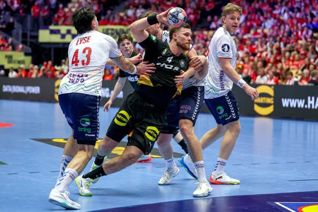 24.01.2026, Handball, Men s EHF EURO 2026, Deutschland - Norwegen, Jyske Bank Boxen in Herning, Dänemark, Main Round: Johannes Golla (Germany 04) im Zweikampf gegen Simen Ulstad Lyse (Norway 43) Martin Hernes Hovde (Norway 25) Vetle Ronningen (Norway 10) Dänemark