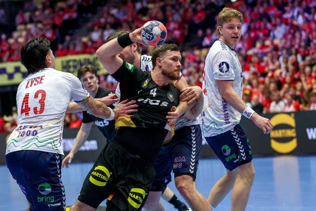 24.01.2026, Handball, Men s EHF EURO 2026, Deutschland - Norwegen, Jyske Bank Boxen in Herning, Dänemark, Main Round: Johannes Golla (Germany 04) im Zweikampf gegen Simen Ulstad Lyse (Norway 43) Martin Hernes Hovde (Norway 25) Vetle Ronningen (Norway 10) Dänemark