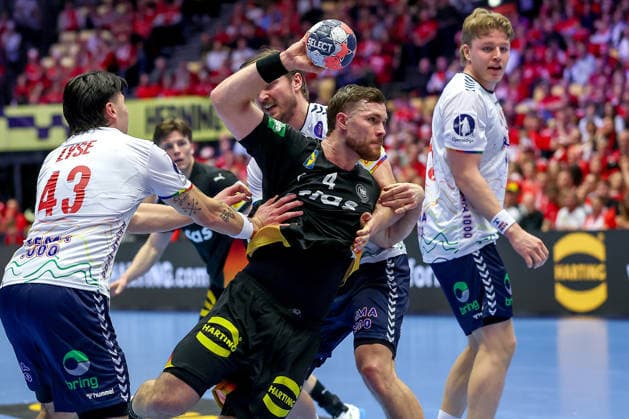 24.01.2026, Handball, Men s EHF EURO 2026, Deutschland - Norwegen, Jyske Bank Boxen in Herning, Dänemark, Main Round: Johannes Golla (Germany 04) im Zweikampf gegen Simen Ulstad Lyse (Norway 43) Martin Hernes Hovde (Norway 25) Vetle Ronningen (Norway 10) Dänemark