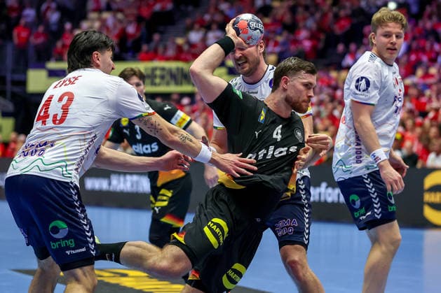 24.01.2026, Handball, Men s EHF EURO 2026, Deutschland - Norwegen, Jyske Bank Boxen in Herning, Dänemark, Main Round: Johannes Golla (Germany 04) im Zweikampf gegen Simen Ulstad Lyse (Norway 43) Martin Hernes Hovde (Norway 25) Vetle Ronningen (Norway 10) Dänemark