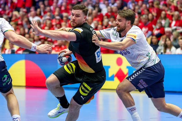 24.01.2026, Handball, Men s EHF EURO 2026, Deutschland - Norwegen, Jyske Bank Boxen in Herning, Dänemark, Main Round: Johannes Golla (Germany 04) wirft den Ball auf das Tor im Zweikampf gegen Martin Hernes Hovde (Norway 25) Simen Nicolay Schonningsen (Norway 45) Dänemark