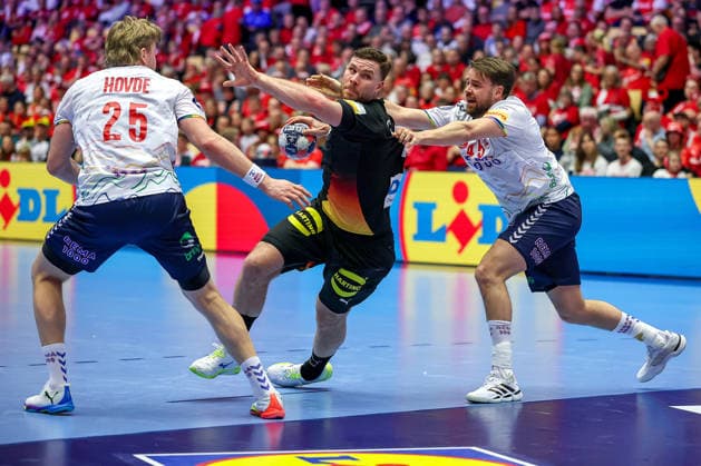 24.01.2026, Handball, Men s EHF EURO 2026, Deutschland - Norwegen, Jyske Bank Boxen in Herning, Dänemark, Main Round: Johannes Golla (Germany 04) wirft den Ball auf das Tor im Zweikampf gegen Martin Hernes Hovde (Norway 25) Simen Nicolay Schonningsen (Norway 45) Dänemark