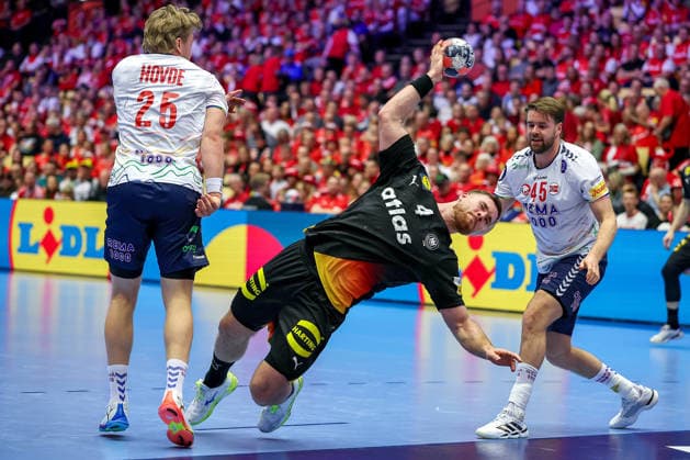 24.01.2026, Handball, Men s EHF EURO 2026, Deutschland - Norwegen, Jyske Bank Boxen in Herning, Dänemark, Main Round: Johannes Golla (Germany 04) wirft den Ball auf das Tor im Zweikampf gegen Martin Hernes Hovde (Norway 25) Simen Nicolay Schonningsen (Norway 45) Dänemark