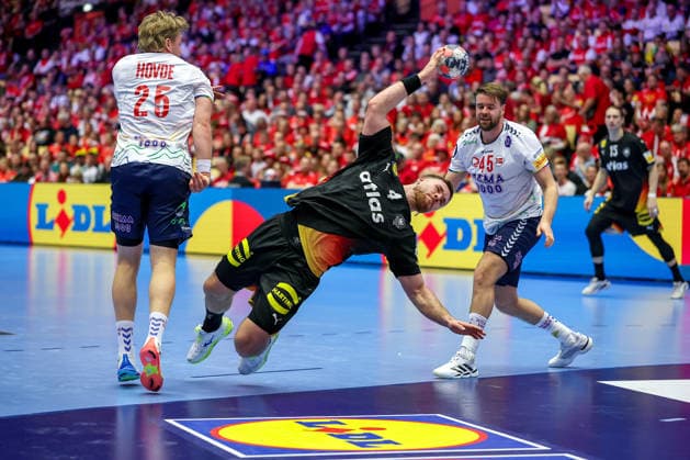 24.01.2026, Handball, Men s EHF EURO 2026, Deutschland - Norwegen, Jyske Bank Boxen in Herning, Dänemark, Main Round: Johannes Golla (Germany 04) wirft den Ball auf das Tor im Zweikampf gegen Martin Hernes Hovde (Norway 25) Simen Nicolay Schonningsen (Norway 45) Dänemark