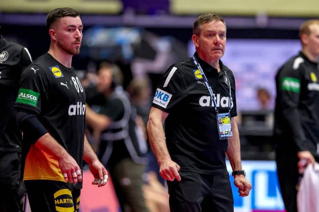 24.01.2026, Handball, Men s EHF EURO 2026, Deutschland - Norwegen, Jyske Bank Boxen in Herning, Dänemark, Main Round: Headcoach Alfred Gislason (Germany hc) gestikulierend am Spielfeldrand neben Jannik Kohlbacher (Germany 80) Dänemark