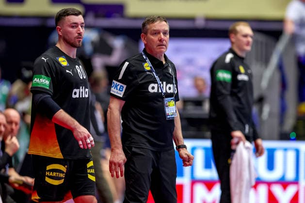 24.01.2026, Handball, Men s EHF EURO 2026, Deutschland - Norwegen, Jyske Bank Boxen in Herning, Dänemark, Main Round: Headcoach Alfred Gislason (Germany hc) gestikulierend am Spielfeldrand neben Jannik Kohlbacher (Germany 80) Dänemark