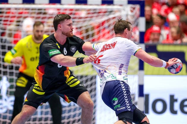 24.01.2026, Handball, Men s EHF EURO 2026, Deutschland - Norwegen, Jyske Bank Boxen in Herning, Dänemark, Main Round: Johannes Golla (Germany 04) im Zweikampf gegen Sander Sagosen (Norway 05) Dänemark