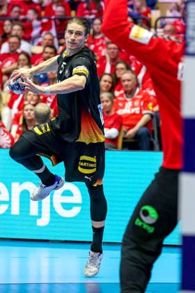 24.01.2026, Handball, Men s EHF EURO 2026, Deutschland - Norwegen, Jyske Bank Boxen in Herning, Dänemark, Main Round: Juri Knorr (Germany 15) wirft den Ball auf das Tor von Torbjorn Sittrup Bergerud (Norway 30) Dänemark