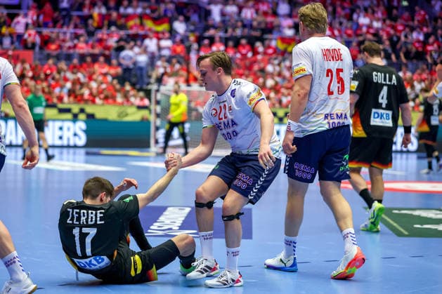 24.01.2026, Handball, Men s EHF EURO 2026, Deutschland - Norwegen, Jyske Bank Boxen in Herning, Dänemark, Main Round: Tobias Schjolberg Grondahl (Norway 22) hilft Lukas Zerbe (Germany 17) auf die Beine Dänemark
