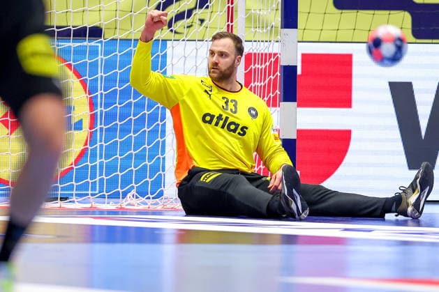 24.01.2026, Handball, Men s EHF EURO 2026, Deutschland - Norwegen, Jyske Bank Boxen in Herning, Dänemark, Main Round: Andreas Wolff (Germany 33) sitzt jubelnd auf dem Spielfeld Dänemark