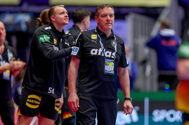 24.01.2026, Handball, Men s EHF EURO 2026, Deutschland - Norwegen, Jyske Bank Boxen in Herning, Dänemark, Main Round: Headcoach Alfred Gislason (Germany hc) neben Justus Fischer (Germany 54) am Spielfeldrand Dänemark