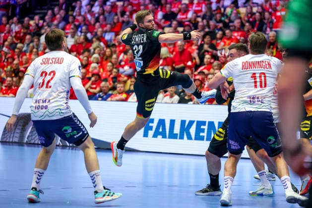 24.01.2026, Handball, Men s EHF EURO 2026, Deutschland - Norwegen, Jyske Bank Boxen in Herning, Dänemark, Main Round: Franz Semper (Germany 32) wirft den Ball auf das Tor Dänemark