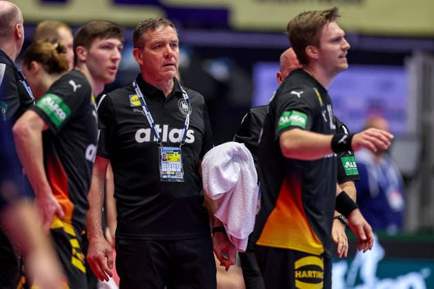 24.01.2026, Handball, Men s EHF EURO 2026, Deutschland - Norwegen, Jyske Bank Boxen in Herning, Dänemark, Main Round: Headcoach Alfred Gislason (Germany hc) neben Lukas Zerbe (Germany 17) Franz Semper (Germany 32) Dänemark