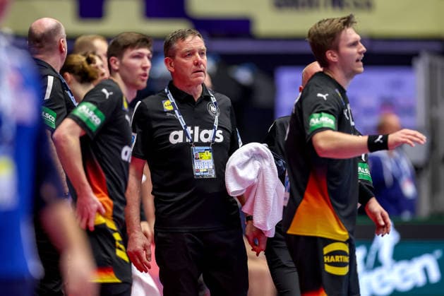 24.01.2026, Handball, Men s EHF EURO 2026, Deutschland - Norwegen, Jyske Bank Boxen in Herning, Dänemark, Main Round: Headcoach Alfred Gislason (Germany hc) neben Lukas Zerbe (Germany 17) Franz Semper (Germany 32) Dänemark
