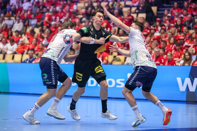 24.01.2026, Handball, Men s EHF EURO 2026, Deutschland - Norwegen, Jyske Bank Boxen in Herning, Dänemark, Main Round: Miro Schluroff (Germany 05) im Zweikampf gegen Vetle Ronningen (Norway 10) Patrick Helland Anderson (Norway 35) Dänemark