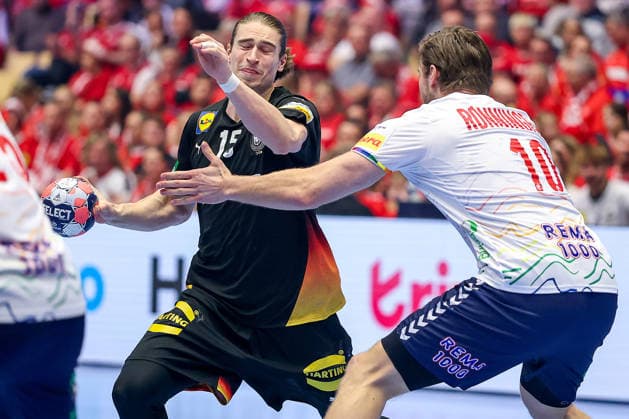24.01.2026, Handball, Men s EHF EURO 2026, Deutschland - Norwegen, Jyske Bank Boxen in Herning, Dänemark, Main Round: Juri Knorr (Germany 15) im Zweikampf gegen Vetle Ronningen (Norway 10) Dänemark