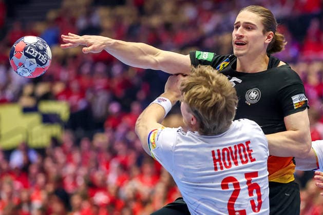 24.01.2026, Handball, Men s EHF EURO 2026, Deutschland - Norwegen, Jyske Bank Boxen in Herning, Dänemark, Main Round: Juri Knorr (Germany 15) im Zweikampf gegen Martin Hernes Hovde (Norway 25) Dänemark