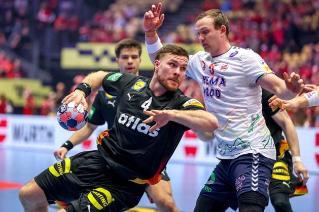 24.01.2026, Handball, Men s EHF EURO 2026, Deutschland - Norwegen, Jyske Bank Boxen in Herning, Dänemark, Main Round: Johannes Golla (Germany 04) im Zweikampf gegen Sander Sagosen (Norway 05) Dänemark