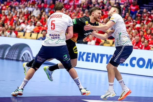 24.01.2026, Handball, Men s EHF EURO 2026, Deutschland - Norwegen, Jyske Bank Boxen in Herning, Dänemark, Main Round: Johannes Golla (Germany 04) im Zweikampf gegen Sander Sagosen (Norway 05) Patrick Helland Anderson (Norway 35) Dänemark