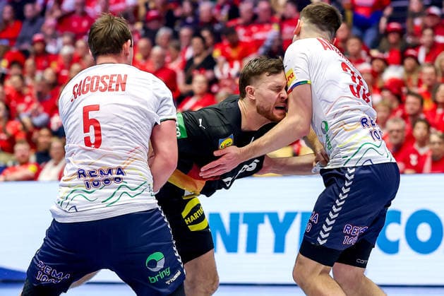 24.01.2026, Handball, Men s EHF EURO 2026, Deutschland - Norwegen, Jyske Bank Boxen in Herning, Dänemark, Main Round: Johannes Golla (Germany 04) im Zweikampf gegen Sander Sagosen (Norway 05) Patrick Helland Anderson (Norway 35) Dänemark