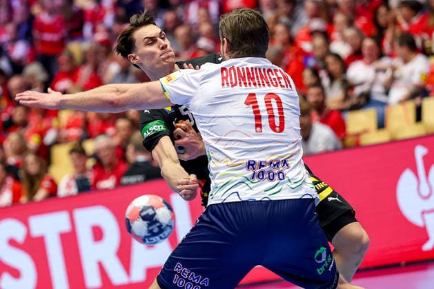 24.01.2026, Handball, Men s EHF EURO 2026, Deutschland - Norwegen, Jyske Bank Boxen in Herning, Dänemark, Main Round: Miro Schluroff (Germany 05) im Zweikampf gegen Vetle Ronningen (Norway 10) Dänemark