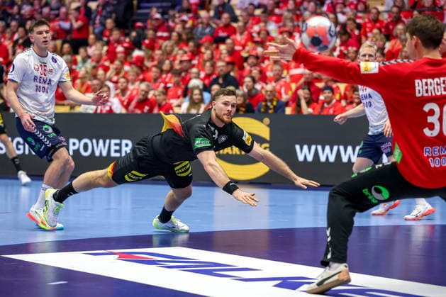24.01.2026, Handball, Men s EHF EURO 2026, Deutschland - Norwegen, Jyske Bank Boxen in Herning, Dänemark, Main Round: Johannes Golla (Germany 04) wirft auf das Tor von Torbjorn Sittrup Bergerud (Norway 30) Dänemark