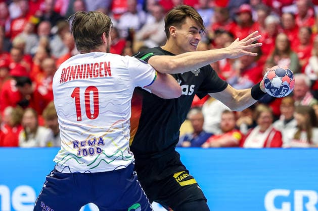 24.01.2026, Handball, Men s EHF EURO 2026, Deutschland - Norwegen, Jyske Bank Boxen in Herning, Dänemark, Main Round: Vetle Ronningen (Norway 10) im Zweikampf gegen Julian Köster (Germany 18) Dänemark