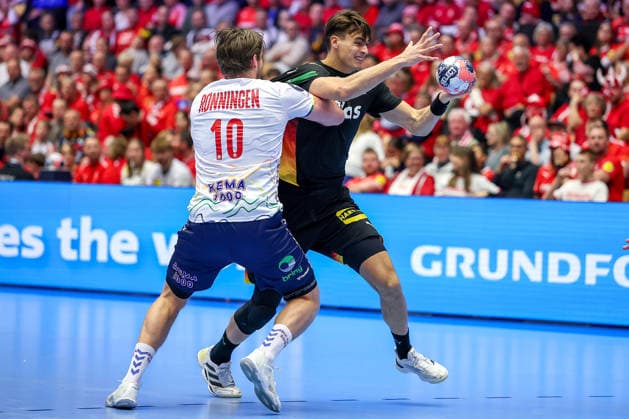 24.01.2026, Handball, Men s EHF EURO 2026, Deutschland - Norwegen, Jyske Bank Boxen in Herning, Dänemark, Main Round: Vetle Ronningen (Norway 10) im Zweikampf gegen Julian Köster (Germany 18) Dänemark