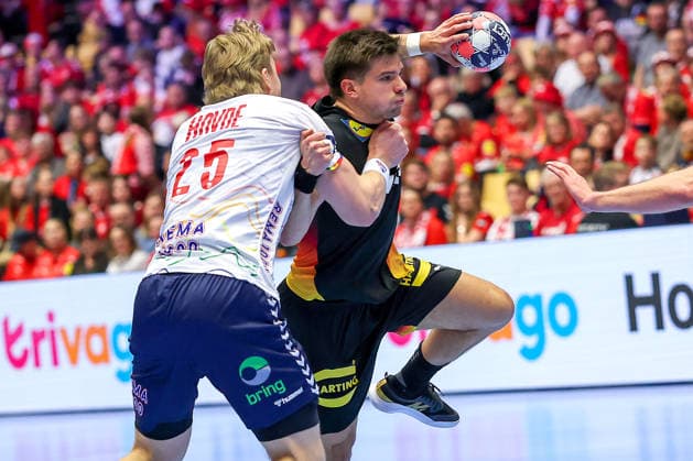 24.01.2026, Handball, Men s EHF EURO 2026, Deutschland - Norwegen, Jyske Bank Boxen in Herning, Dänemark, Main Round: Renars Uscins (Germany 23) im Zweikampf gegen Martin Hernes Hovde (Norway 25) Vetle Ronningen (Norway 10) Dänemark