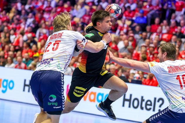 24.01.2026, Handball, Men s EHF EURO 2026, Deutschland - Norwegen, Jyske Bank Boxen in Herning, Dänemark, Main Round: Renars Uscins (Germany 23) im Zweikampf gegen Martin Hernes Hovde (Norway 25) Vetle Ronningen (Norway 10) Dänemark