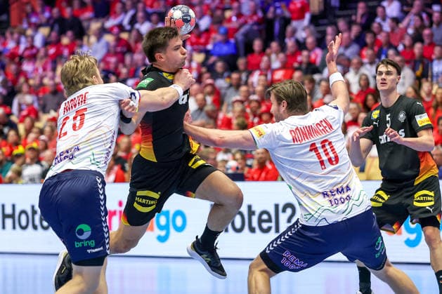 24.01.2026, Handball, Men s EHF EURO 2026, Deutschland - Norwegen, Jyske Bank Boxen in Herning, Dänemark, Main Round: Renars Uscins (Germany 23) im Zweikampf gegen Martin Hernes Hovde (Norway 25) Vetle Ronningen (Norway 10) Dänemark