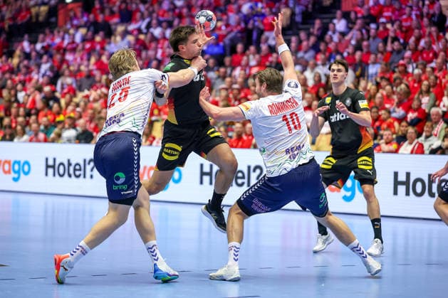 24.01.2026, Handball, Men s EHF EURO 2026, Deutschland - Norwegen, Jyske Bank Boxen in Herning, Dänemark, Main Round: Renars Uscins (Germany 23) im Zweikampf gegen Martin Hernes Hovde (Norway 25) Vetle Ronningen (Norway 10) Dänemark