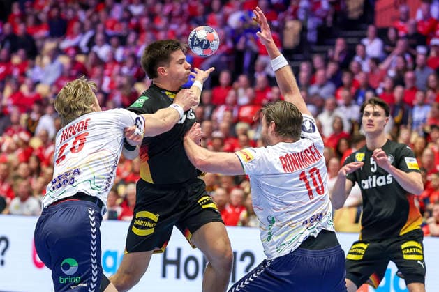 24.01.2026, Handball, Men s EHF EURO 2026, Deutschland - Norwegen, Jyske Bank Boxen in Herning, Dänemark, Main Round: Renars Uscins (Germany 23) im Zweikampf gegen Martin Hernes Hovde (Norway 25) Vetle Ronningen (Norway 10) Dänemark