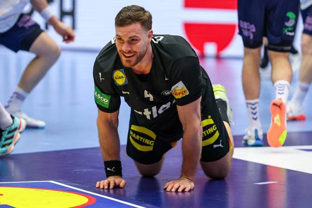 24.01.2026, Handball, Men s EHF EURO 2026, Deutschland - Norwegen, Jyske Bank Boxen in Herning, Dänemark, Main Round: Johannes Golla (Germany 04) kniet auf dem Spielfeld Dänemark