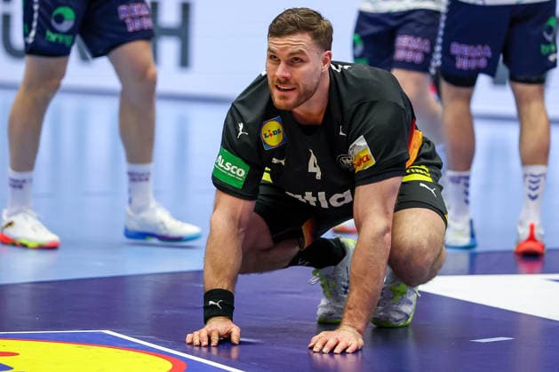 24.01.2026, Handball, Men s EHF EURO 2026, Deutschland - Norwegen, Jyske Bank Boxen in Herning, Dänemark, Main Round: Johannes Golla (Germany 04) kniet auf dem Spielfeld Dänemark